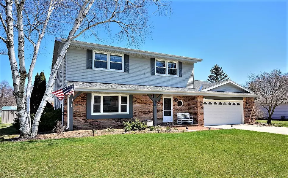 W223N2314 Meadowood Ln, Pewaukee, WI 53186