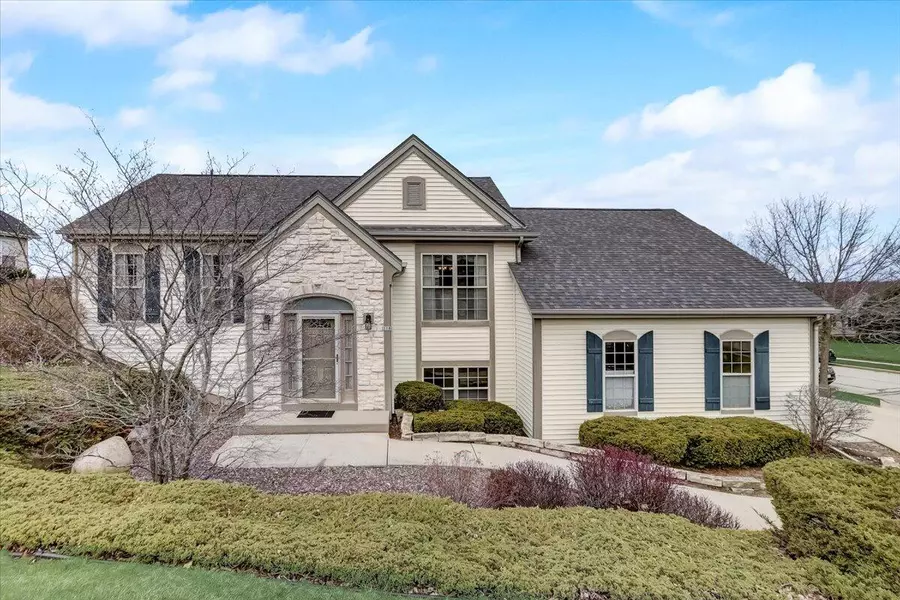 118 Manchester Dr, Waukesha, WI 53188