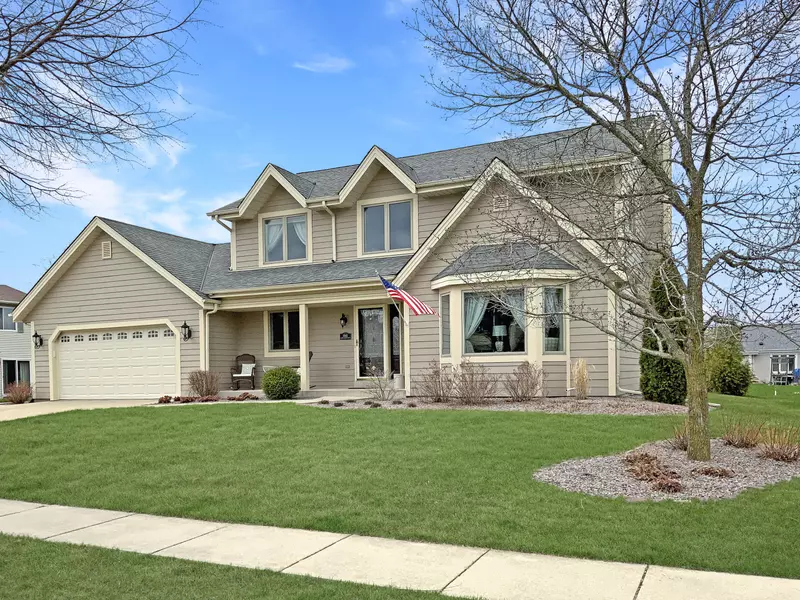 1045 North Shore Dr, Pewaukee, WI 53072