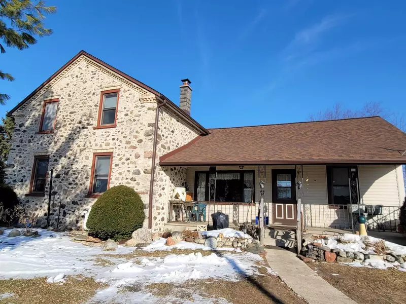 9514 Forest View Rd, Farmington, WI 53040