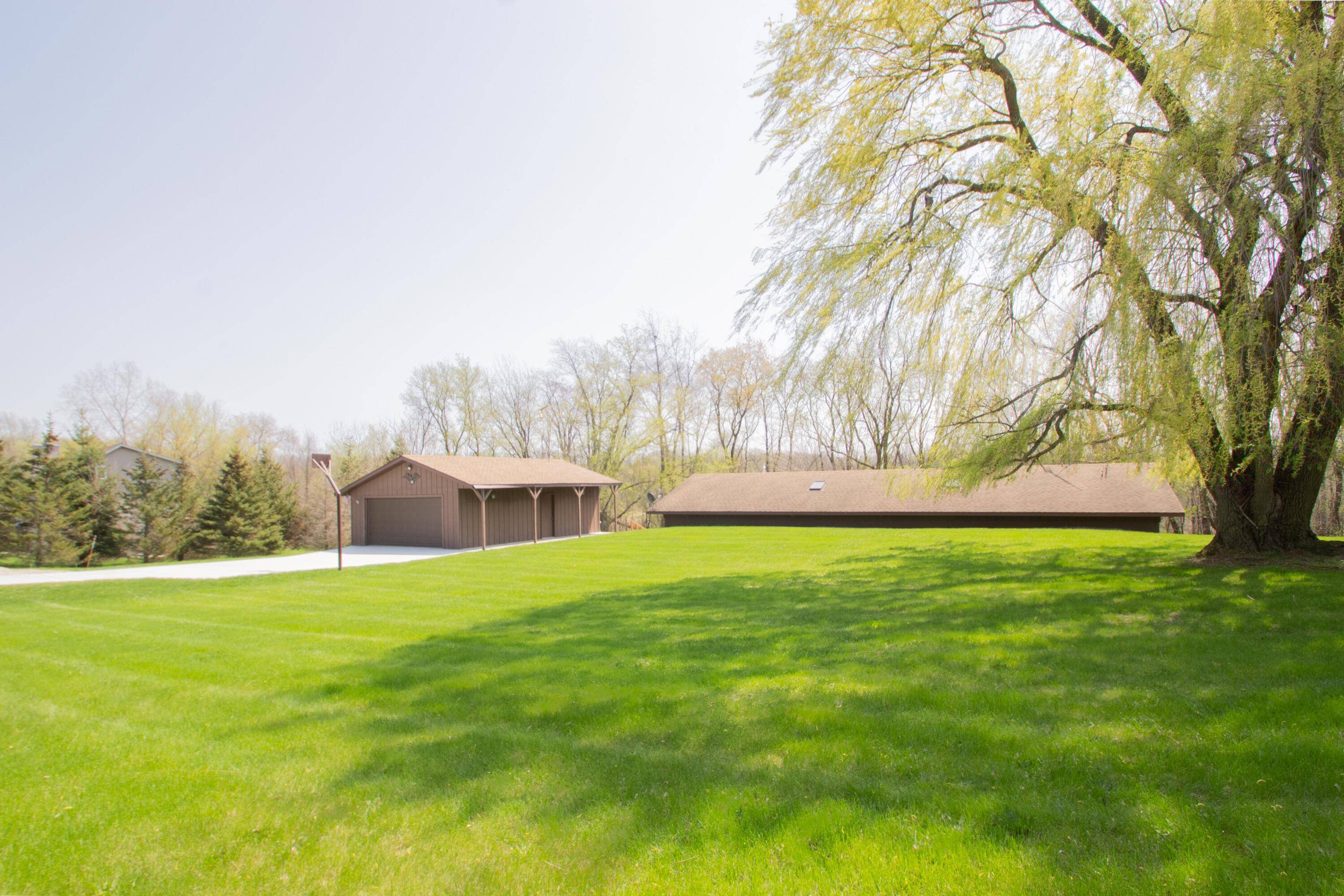W2647 Bakertown Rd, Farmington, WI 53137