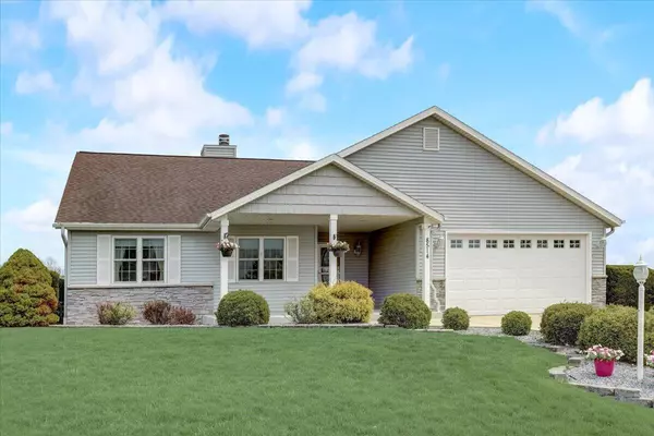 8514 S Breaburn Dr, Oak Creek, WI 53154