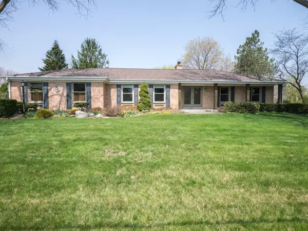 N54W21560 Logan Dr, Menomonee Falls, WI 53051