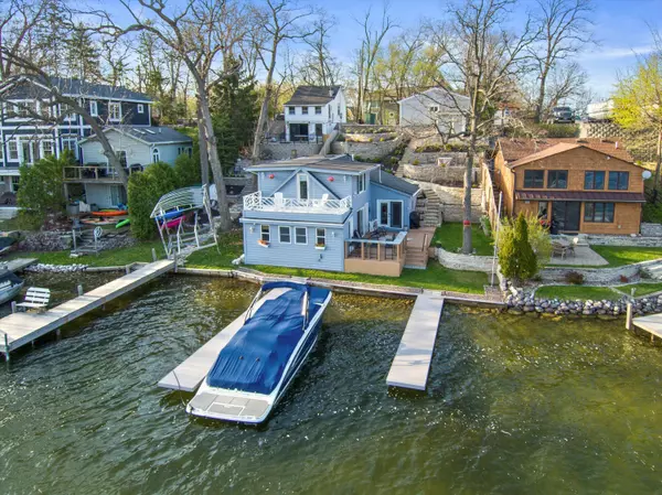 N52W34203 Gietzen Rd, Oconomowoc, WI 53069