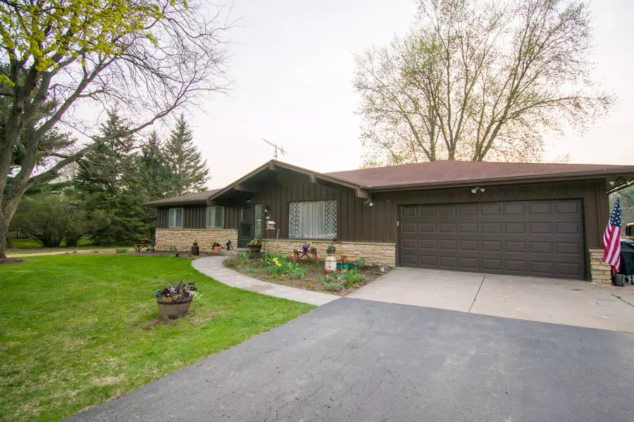 437 Meadoway, Richfield, WI 53017