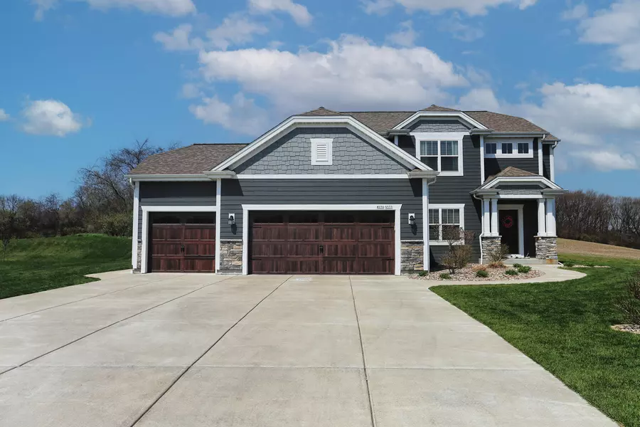 W276N533 Arrowhead Trl, Pewaukee, WI 53188