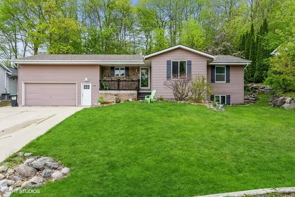 618 Highview Dr, Slinger, WI 53086