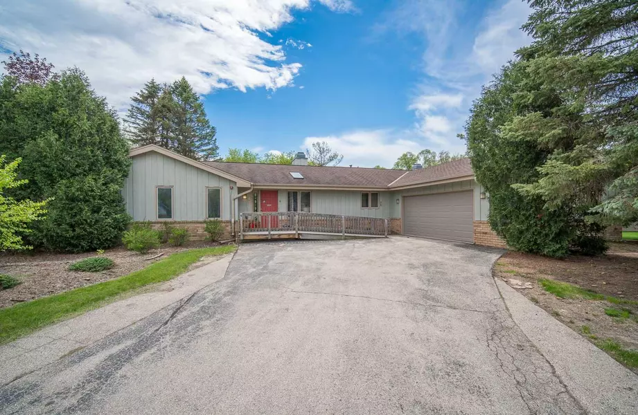 5267 S Meadowlark Ln, Hales Corners, WI 53130