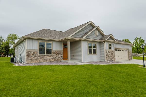 1363 Lakeridge Dr, Oconomowoc, WI 53066