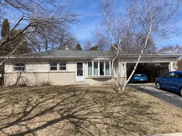 230 E Norport Dr, Port Washington, WI 53074