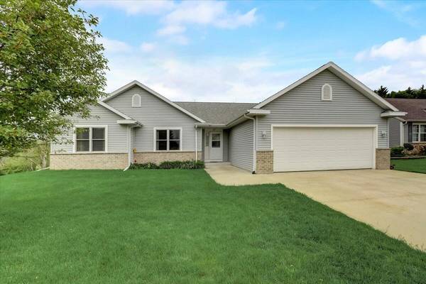 461 Thurow Dr, Oconomowoc, WI 53066