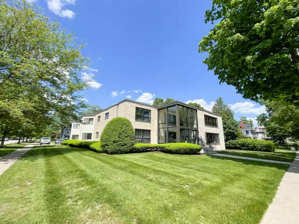 1031 W Main St, Lake Geneva, WI 53147