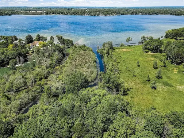 Oconomowoc Lake, WI 53066,3748 N Crescent Dr