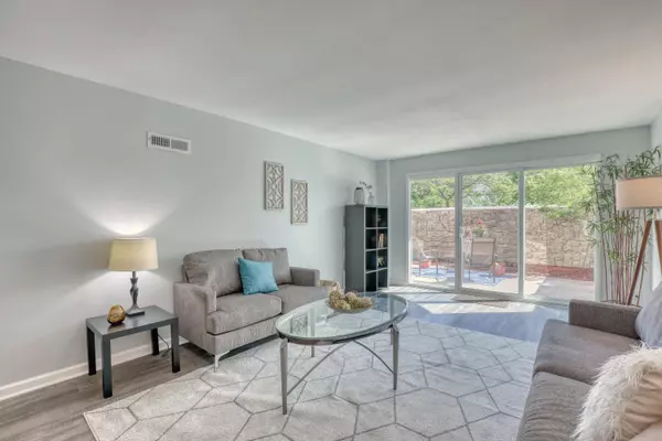 2525 S Shore Dr Unit 1F, Milwaukee, WI 53207