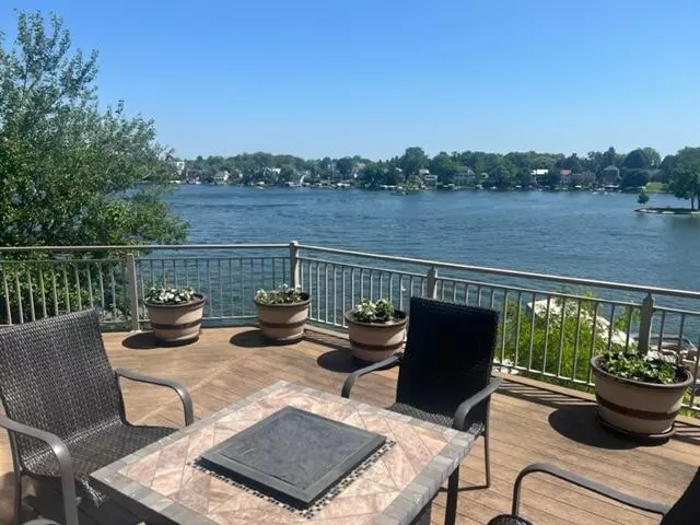 N52W35329 W Lake Dr, Oconomowoc, WI 53066