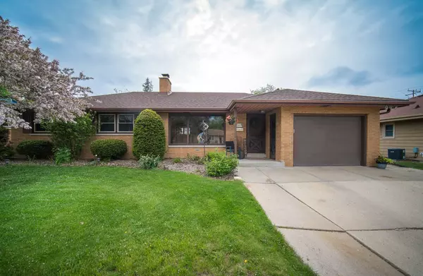 W159N9027 Patton Dr, Menomonee Falls, WI 53051