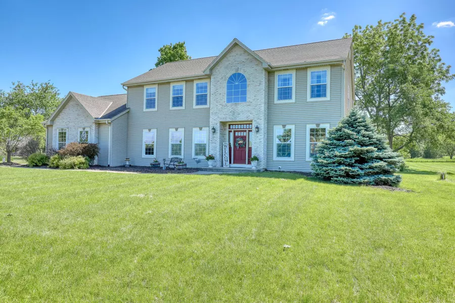 W315S9062 Gena Dr, Mukwonago, WI 53149