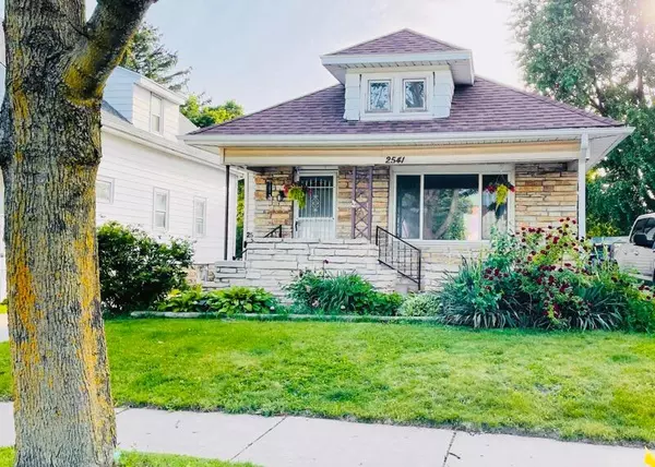 2541 S 76th St, West Allis, WI 53219