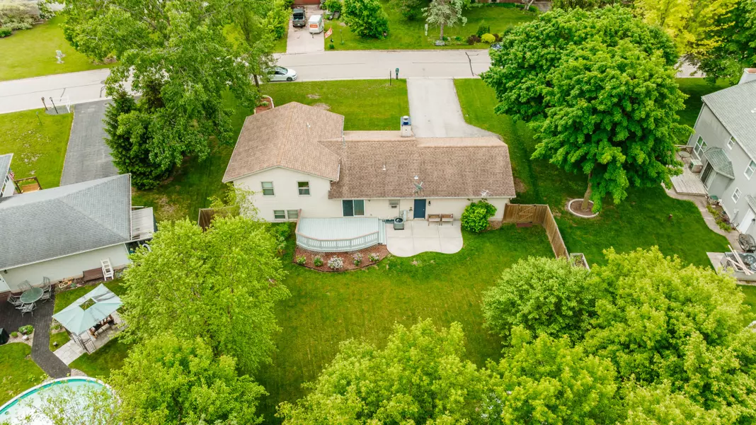 702 Fox Knoll Dr, Rochester, WI 53185