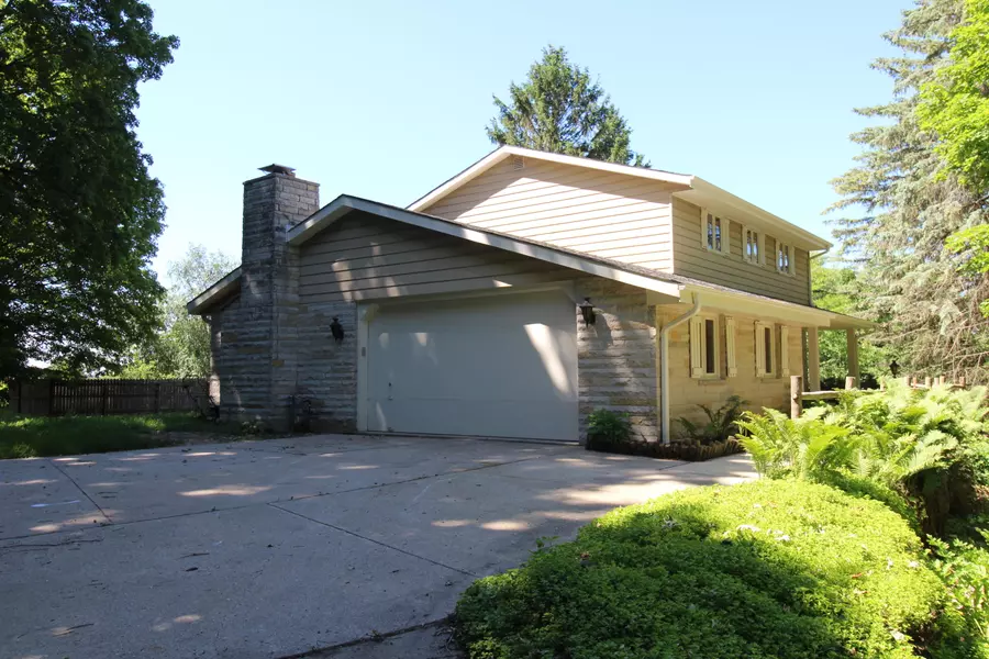 3127 Upper Woodland Dr, Richfield, WI 53017