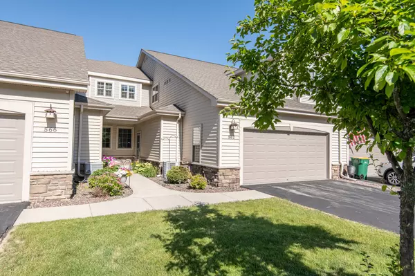 562 Cedar Bluffs Way, Slinger, WI 53086