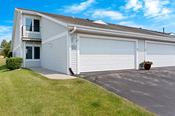 362 Hartford Sq Unit 1, Hartford, WI 53027