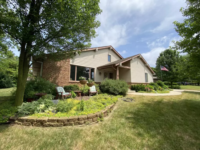 18550 Honey Creek Dr, Brookfield, WI 53045