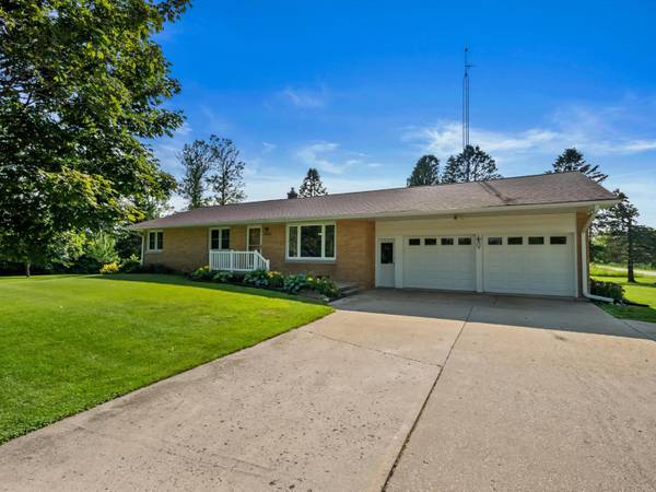 3008 S 26th St, Newton, WI 54220