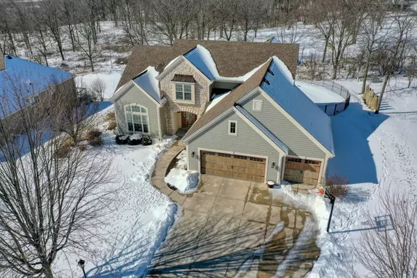 W273N2415 Arlington Ct, Pewaukee, WI 53072