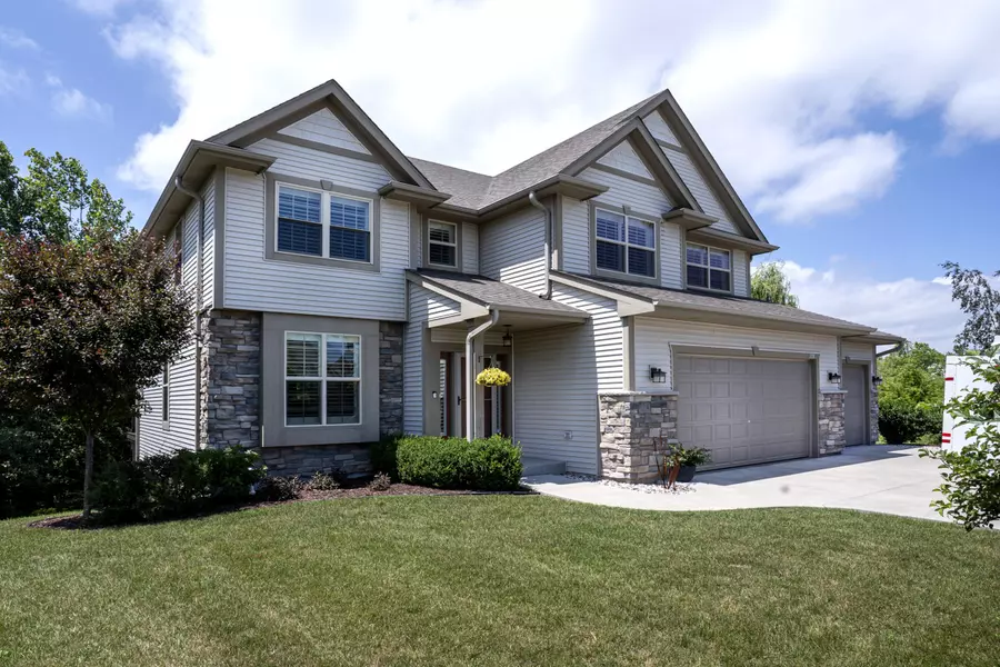 8061 S River Ln, Franklin, WI 53132