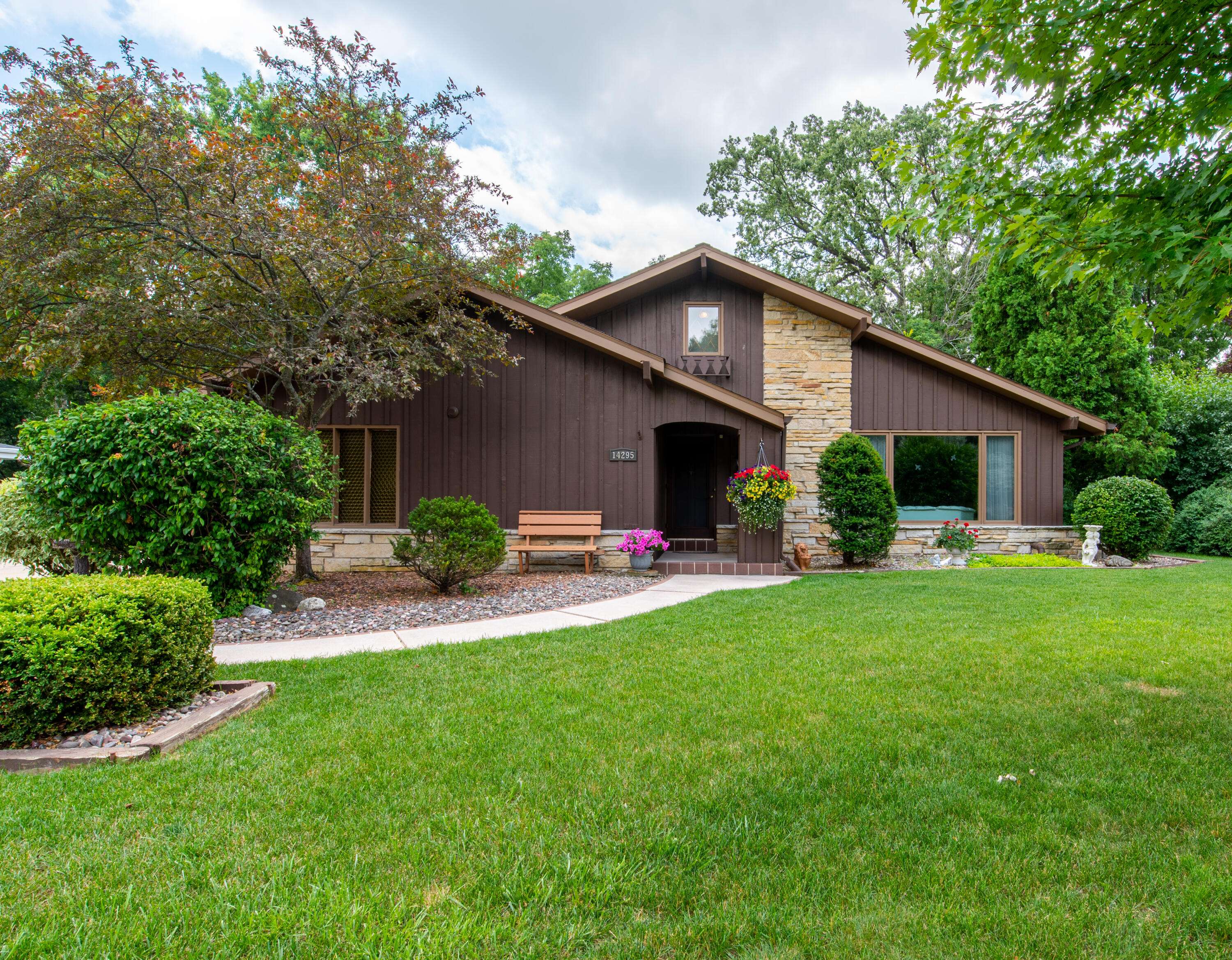 14295 W Beechwood Trl, New Berlin, WI 53151