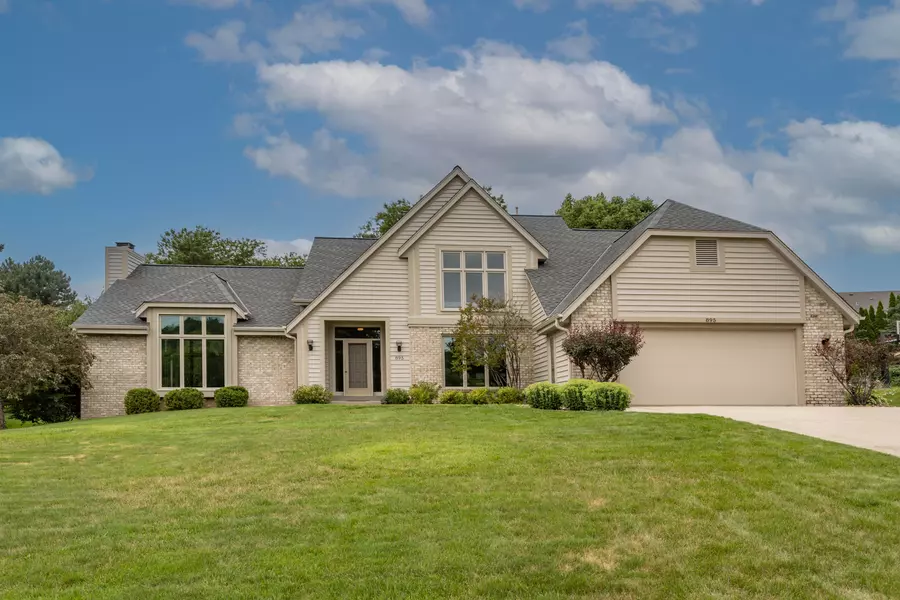 895 Weston Hills Dr, Brookfield, WI 53045