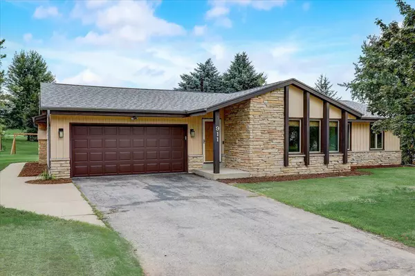 911 Manchester Ct, Hartland, WI 53029