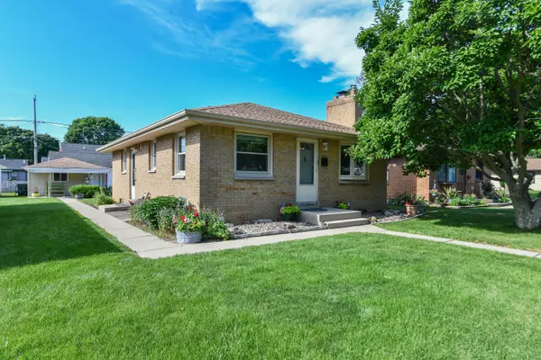 2811 E Bottsford Ave, Saint Francis, WI 53235