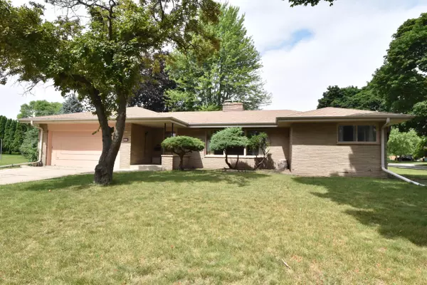 3007 S 80th St, West Allis, WI 53219