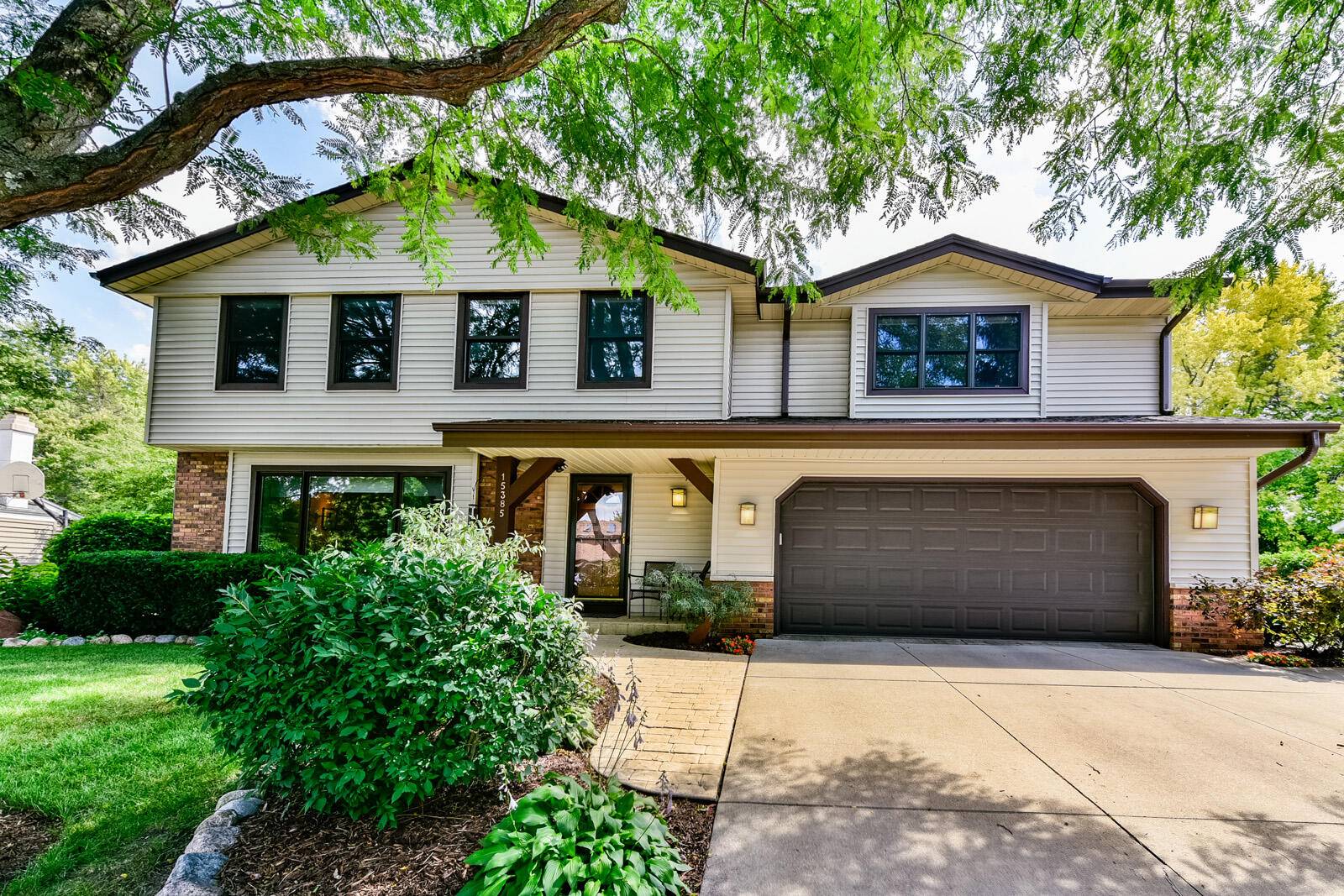 15385 W Glenora Ct, New Berlin, WI 53151