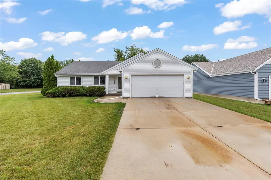 1253 River Park Cir E, Mukwonago, WI 53149