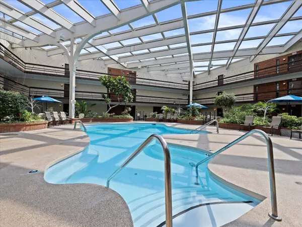 6100 W Stonehedge Dr Unit 110, Greenfield, WI 53220