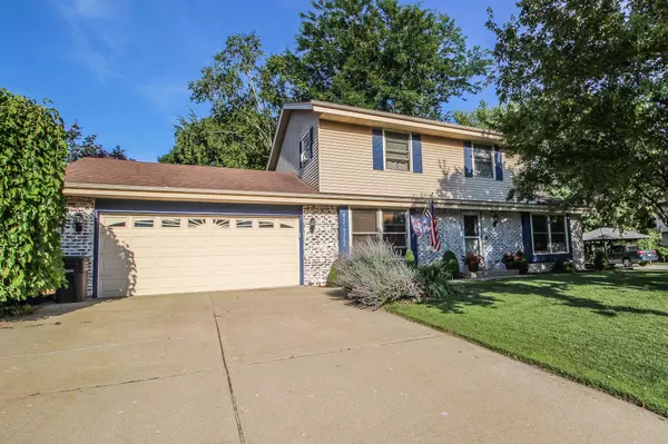 Pewaukee, WI 53186,W221N2766 Hickorywood Ct