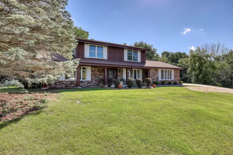 W308N5583 Windrise Cir, Merton, WI 53029