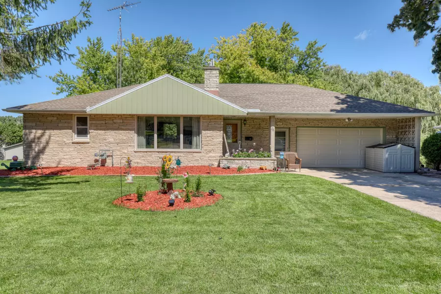 86 Riverview Hgts, Mayville, WI 53050