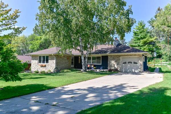 430 W Apple Tree Rd, Glendale, WI 53217