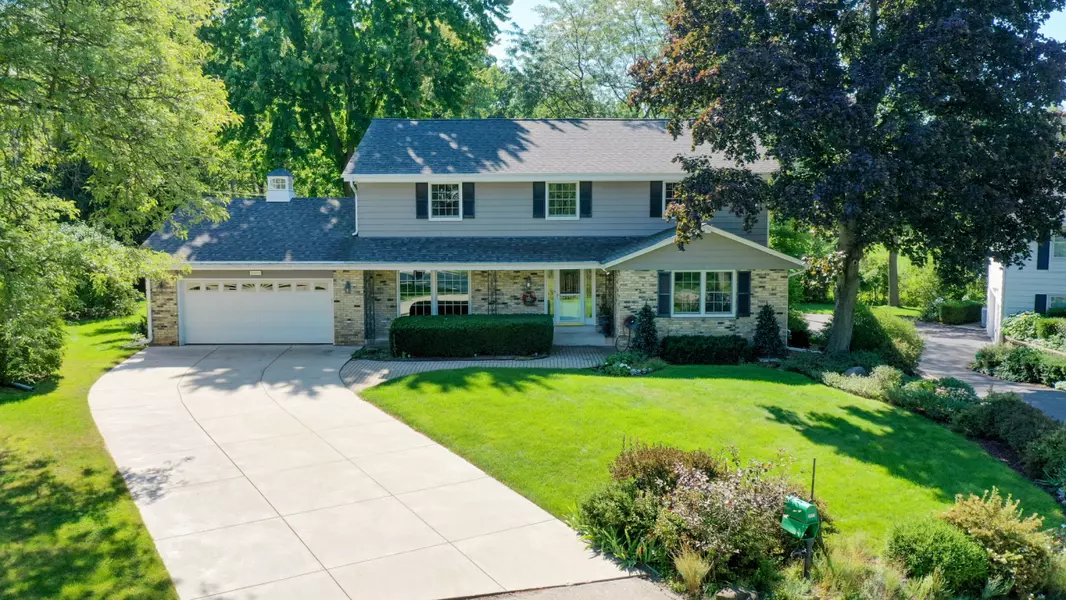 3317 W Riviera Ct, Mequon, WI 53092