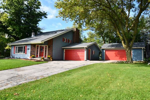 N6221 Clearview Dr, Fredonia, WI 53021