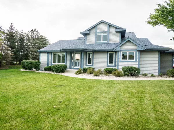 909 Bay View Cir, Mukwonago, WI 53149