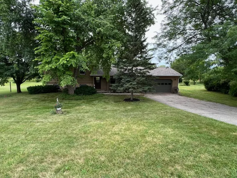 N1645 Bramble Bush Ln, Koshkonong, WI 53538