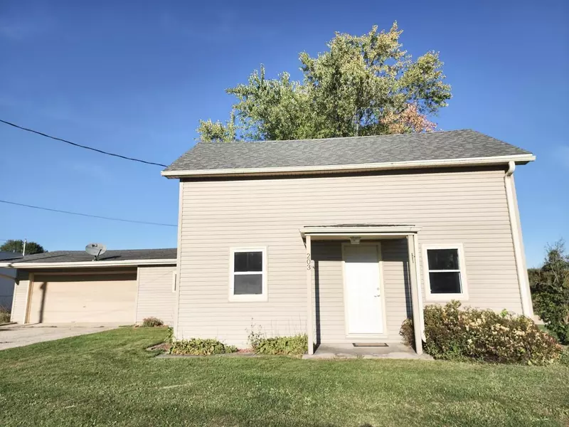 203 Lake St, Cascade, WI 53011