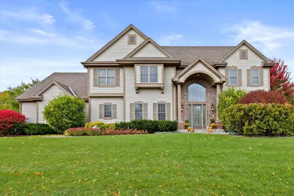 13855 N Legacy Hills Dr, Mequon, WI 53097