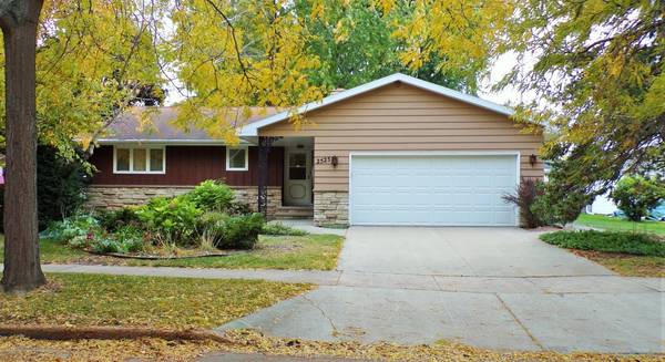 2525 Oakwood Ct, Appleton, WI 54911