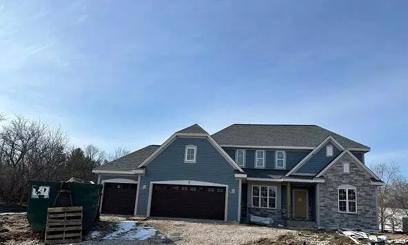 W273N2473 Arlington Dr, Pewaukee, WI 53072